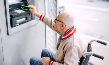 Банковское оборудование и мобильные приложения адаптируют для людей с ограниченными возможностями - сроки