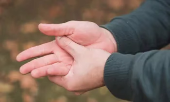 Суеверный мужчина разбогател на $40 тысяч благодаря зачесавшейся руке