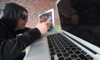 Орусияда алдамчылардын көзүнө – улгайгандар, балдар жана криптовалютанын ээлери илинет