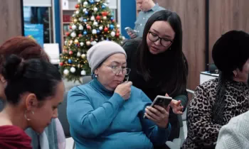 Волонтеры провели тренинг по цифровым навыкам для пенсионеров социальных магазинов «Евразия»