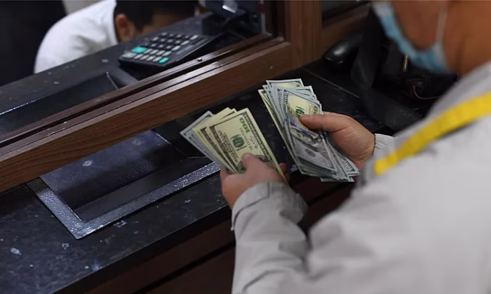 Улуттук банк валюталык операцияларга чектөөлөрдү токтотууну 2026-жылдын 1-августуна чейин узартты