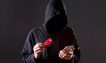 Продавали аккаунты и банковские карты мошенникам: в КР задержали 9 человек