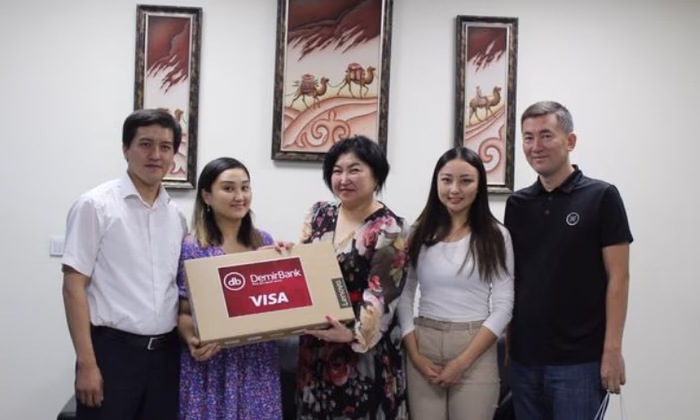 В DemirBank вручили ноутбук победителю акции от Visa