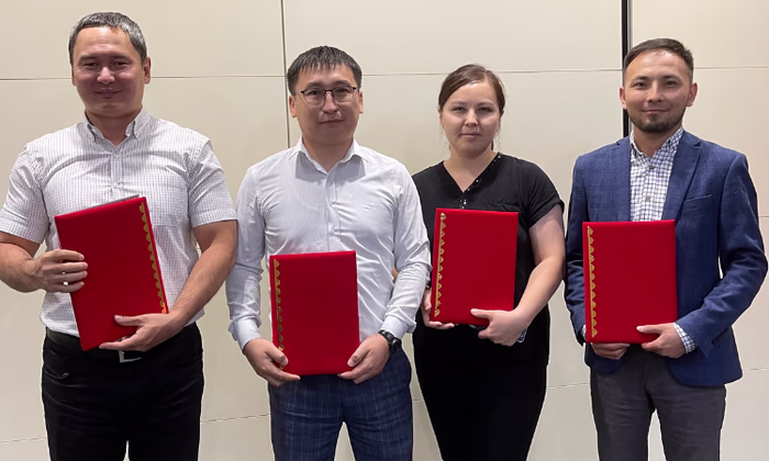 Сотрудникам «РСК Банка» вручены почетные грамоты Минэкономфина