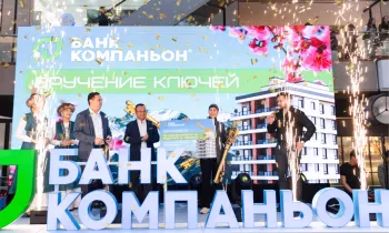 «Банк Компаньон» вручил квартиру победительнице и объявил новую акцию на 1 миллион сомов