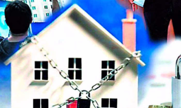 Банки забирают жилье за долги, заемщики грозят актом самосожжения