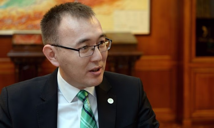 Абдыгулов: «Если не продавать доллары, курс вырастет до 400 сомов»