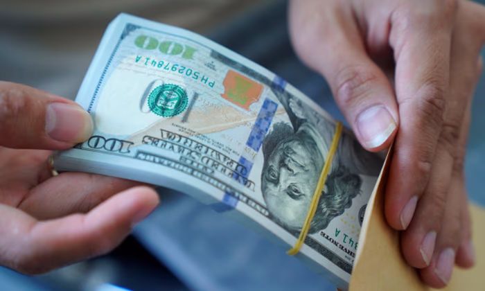 За обмен валюты без лицензии НБ КР оштрафованы три человека