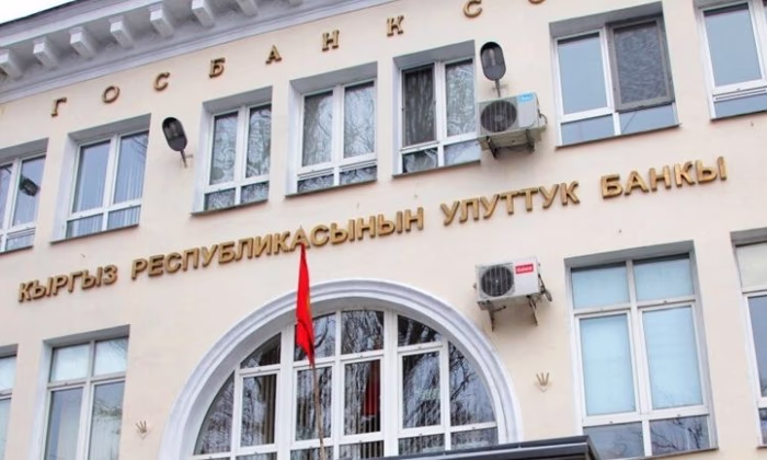 Нацбанк в восьмой раз продал доллары