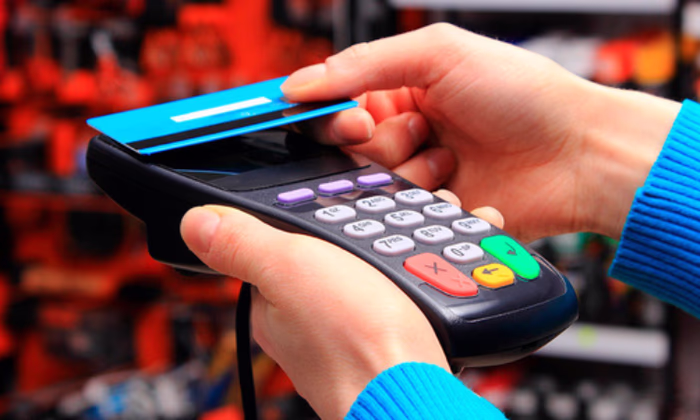 В КР принято решение о приеме платежей за все госуслуги в безналичной форме