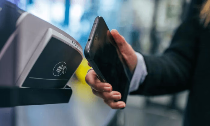 Три банка РФ запустят платежные стикеры