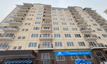 Бакыт Торобаев вручил ключи от квартир в доме, построенном «Керемет Банком» и ГИК