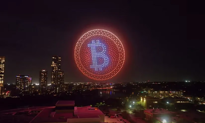 Самый большой символ биткоина из 894 дронов зажегся в небе над Техасом – видео