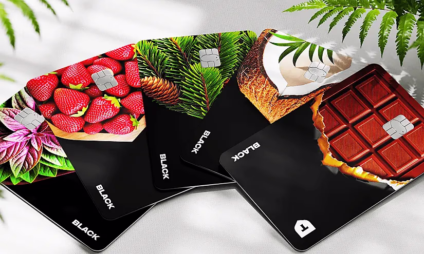 Т-Банк запустил уникальные ароматизированные дебетовые карты Black