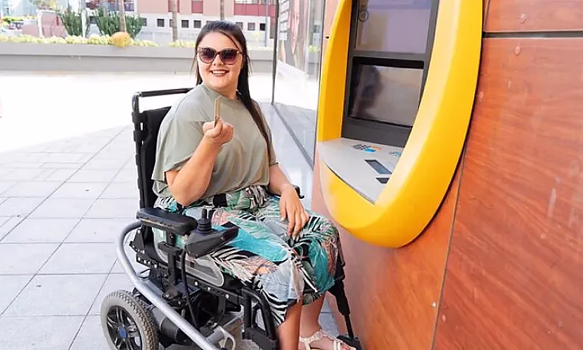 Кыргызстандын банктары кызмат көрсөтүүлөрүн ден соолугунан мүмкүнчүлүгү чектелгендер үчүн ыңгайлаштырат