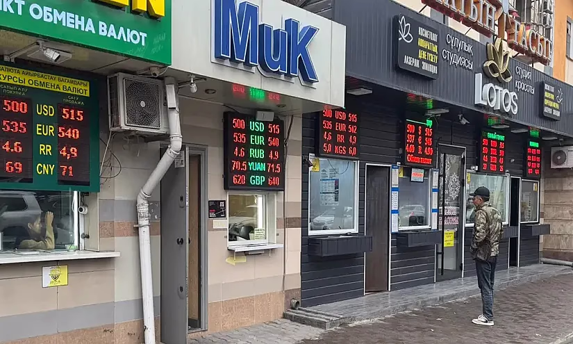 «Анахронизм девяностых»: Нацбанк Казахстана запретил уличные табло с курсами валют