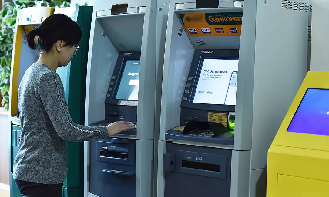 Казахстан ужесточит контроль за операциями через банкоматы
