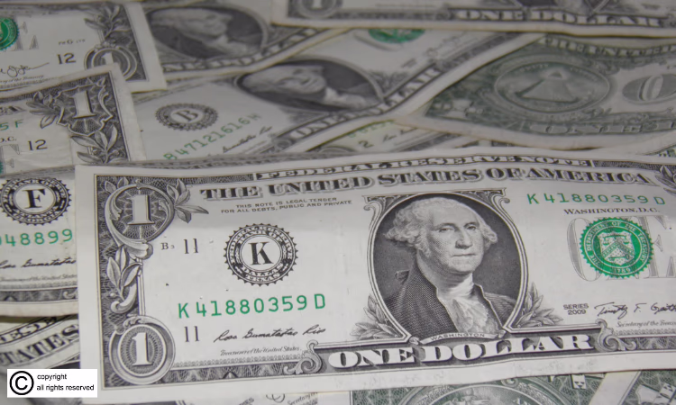 Нацбанк снова провел интервенцию, но продал совсем мало долларов