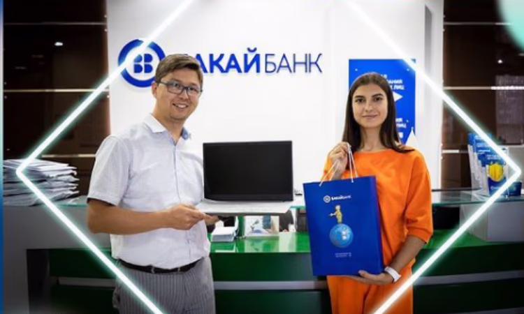 В «Бакай Банке» призеру акции от Visa вручили полезный девайс