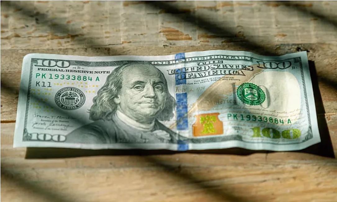 Улуттук банк эскилиги жеткен долларларды КРнын аймагынан алып чыгуу уруксатын күзгө чейин узартты