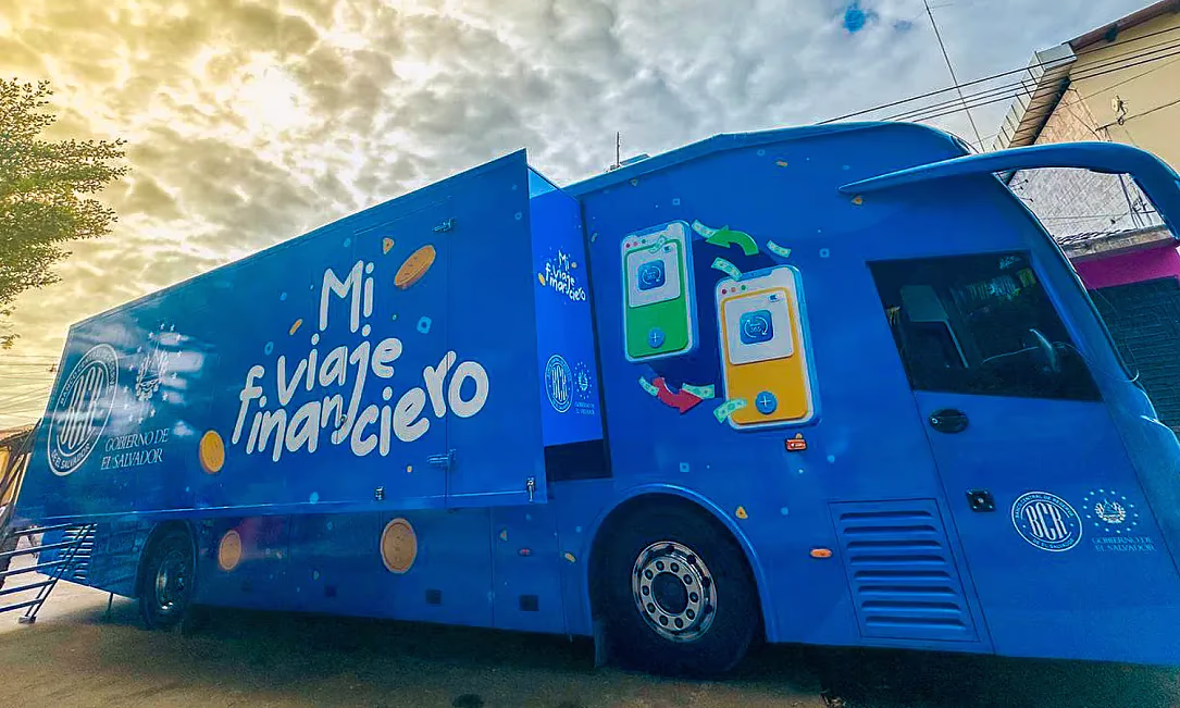 Финансовая грамотность на колесах: как Центробанк Сальвадора помогает школьникам осваивать финтех-инструменты