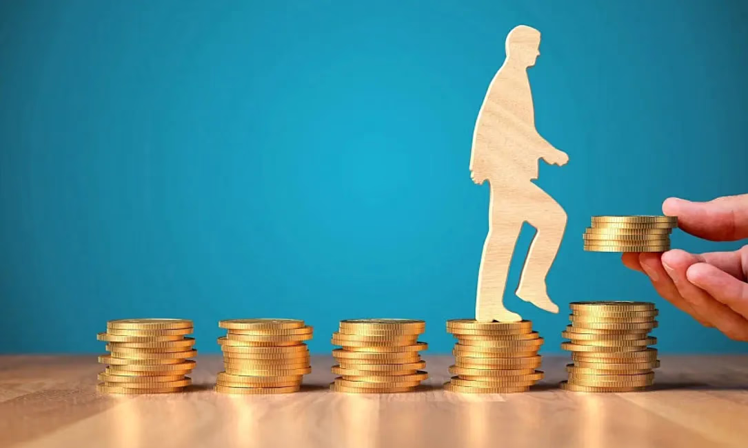 Зарплаты кыргызстанцев хотят ежегодно индексировать из-за инфляции