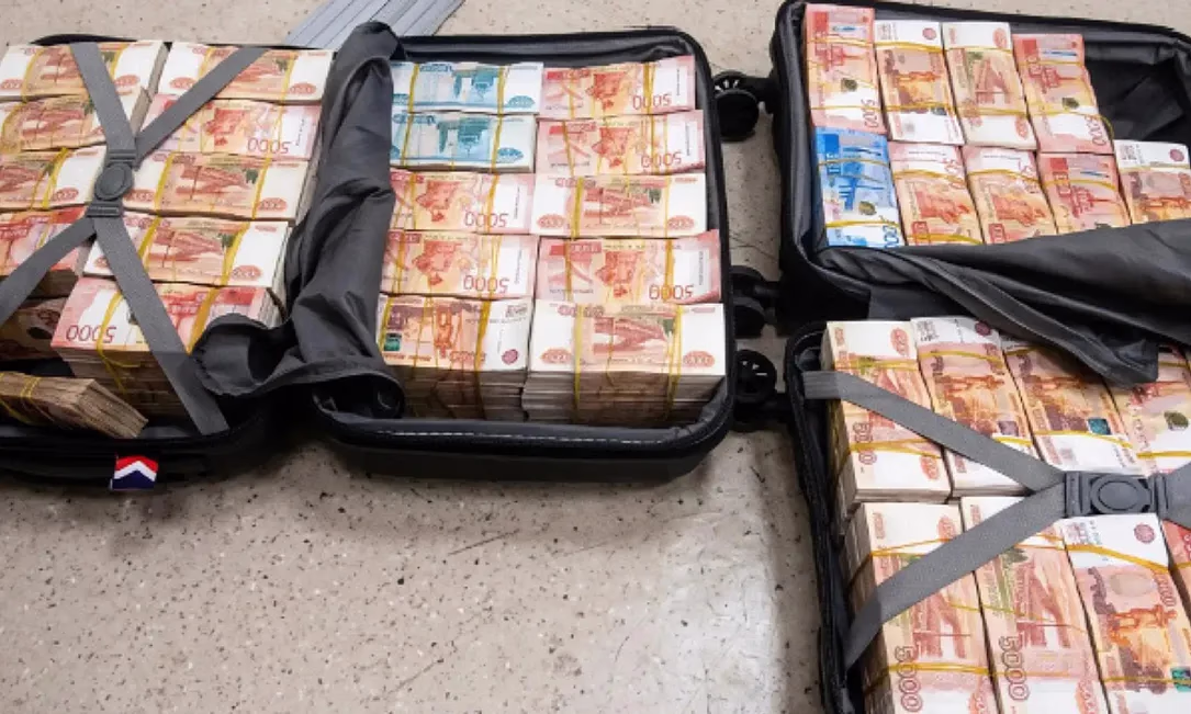 Россиянин пытался вывезти в Бишкек два чемодана наличными