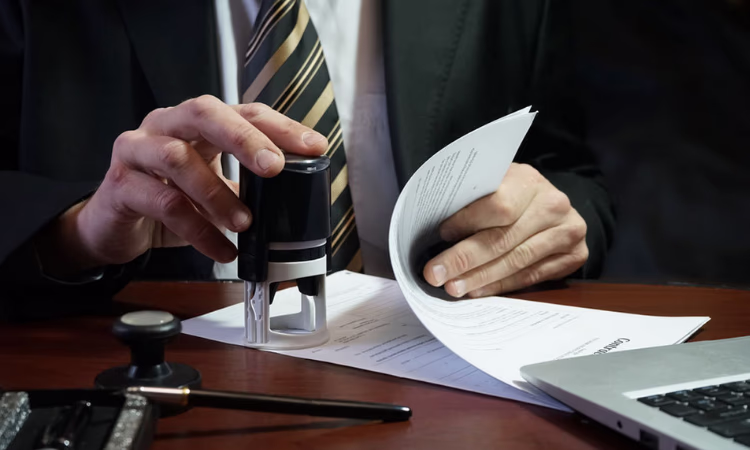 Оформлять документы на залог можно у частных нотариусов