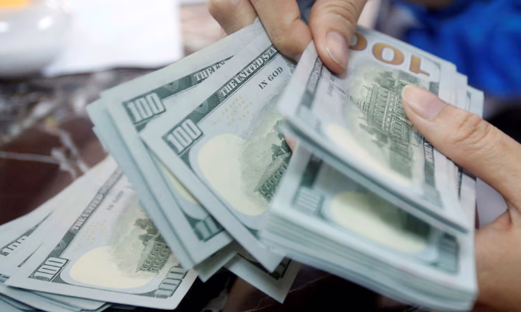 Кыргызстанцы стали чаще делать вклады в долларах