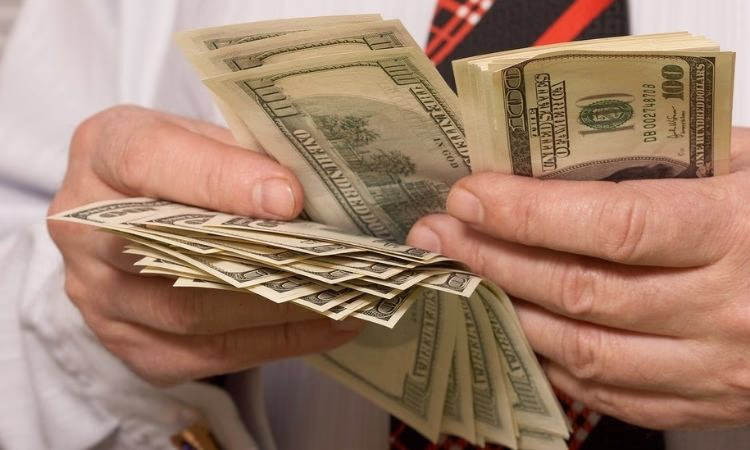 Соседям запретили покупать доллары