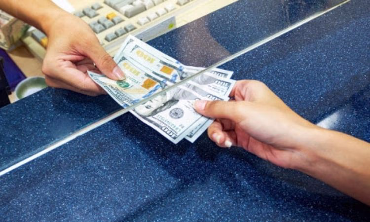 Обменки Бишкека сегодня работают весь день