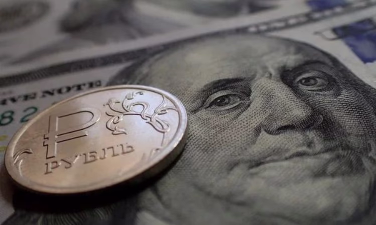 На фоне санкций рубль возобновил падение. Упадет ли сом?