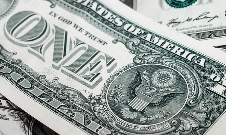 На вывоз наличных долларов США за пределы КР введен временный запрет