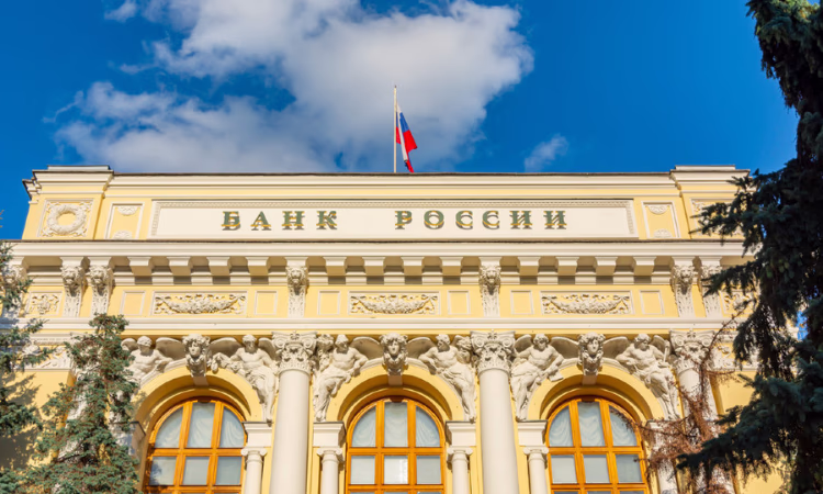 ЦБ смягчил для физлиц ограничения на переводы средств за рубеж