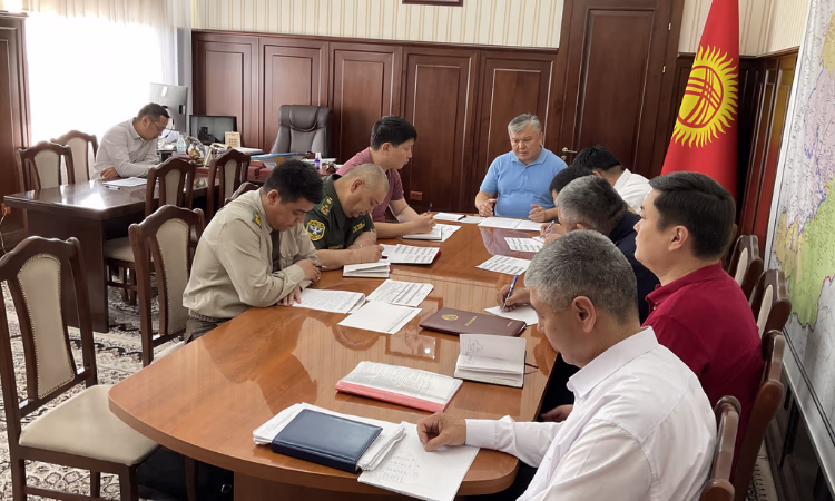 Кабмин КР усилит меры по ликвидации «серых» схем на границе с РК