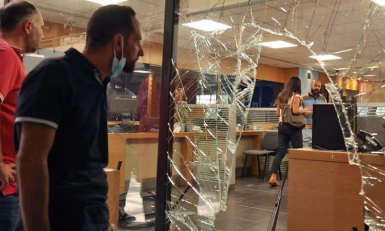 Вооруженная женщина ограбила ливанский банк на 20 000 USD и скрылась