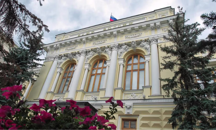 Банк России продлил на полгода ограничения на вывод денег за рубеж