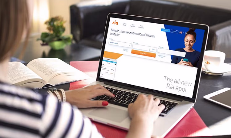 «ЭкоИсламикБанк» стал партнером RIA Money Transfer