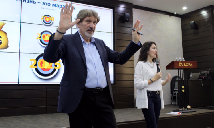 Международный коуч Майкл Бэнг провел тренинг для команды Capital Bank