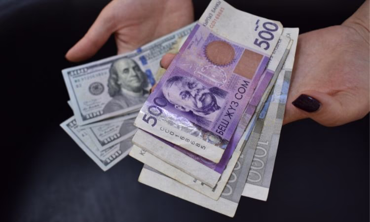 Доллар стремительно дешевеет