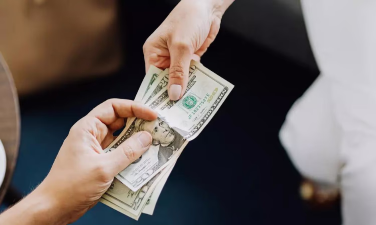 Пресечена деятельность граждан КР и России по теневому обмену валюты