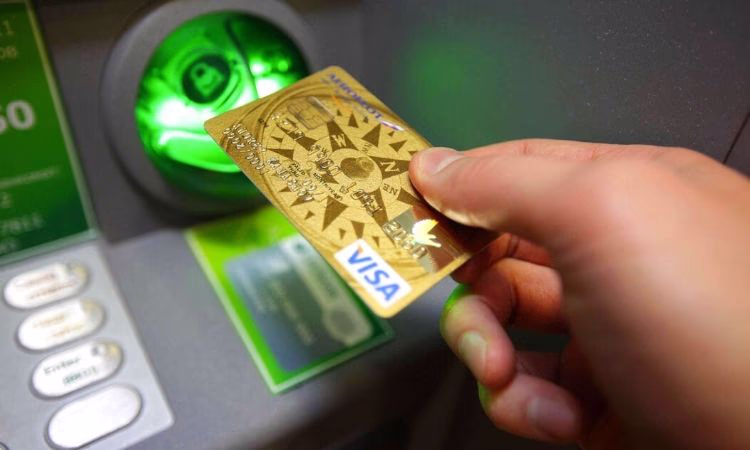 У кыргызстанцев обокрали карты Visa