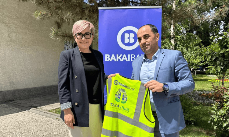 «Бакай Банк» передал спецодежду сотрудникам МП «Тазалык»