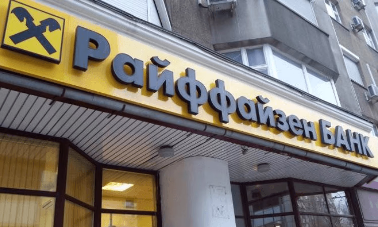 Райффайзенбанк ввел ограничения для переводов в евро для банков из 13 стран