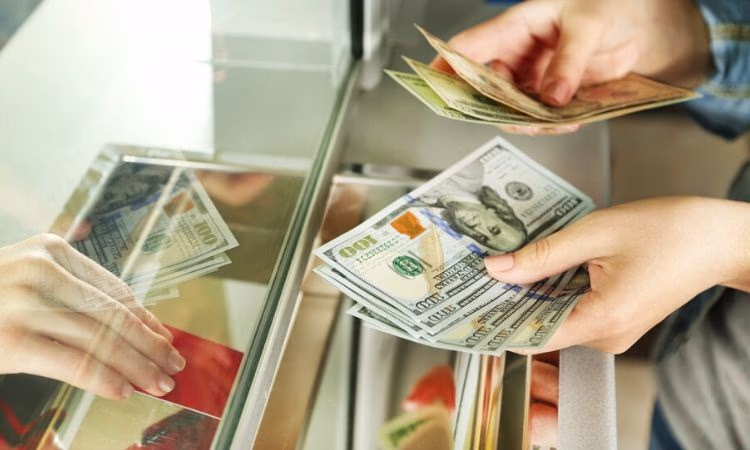 Курс доллара слегка снизился