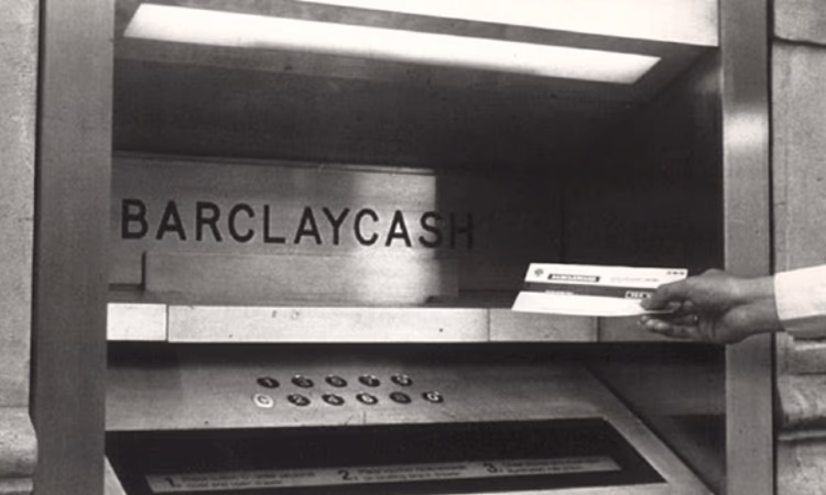 Когда был установлен первый «железный кассир», или 10 фунтов на уик-энд