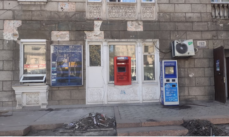 Грубый демонтаж фасадов обменок на Моссовете