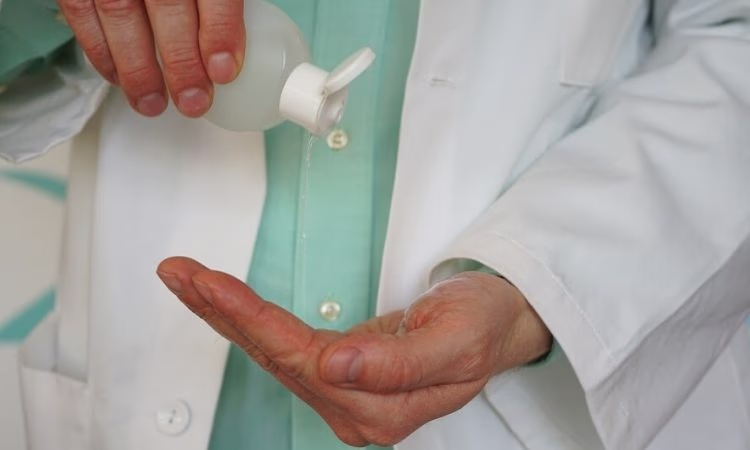 ИФЦ помог «Красному полумесяцу» в поддержке медиков и волонтеров