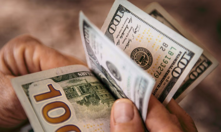 За теневой обмен валют поплатились пятеро кыргызстанцев