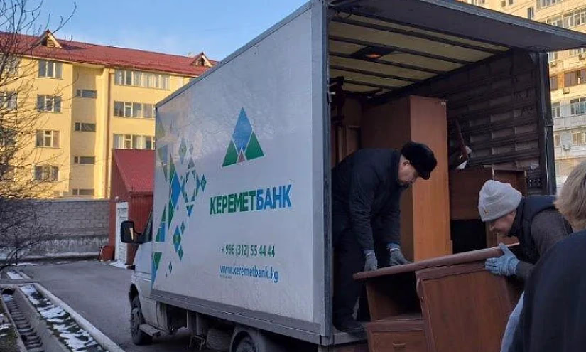 «Керемет Банк» передал мебель и канцтовары центру для детей «Акниет»